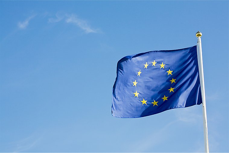 EU-flagga mot blå himmel