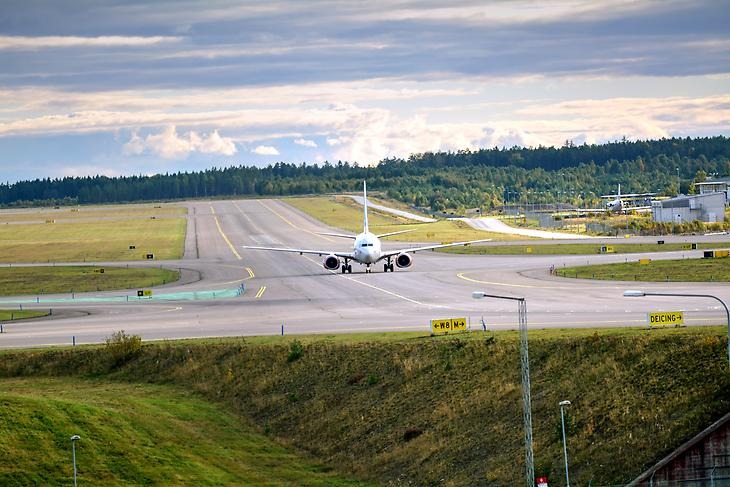 Flygplan på landningsbana vid Arlanda flygplats.