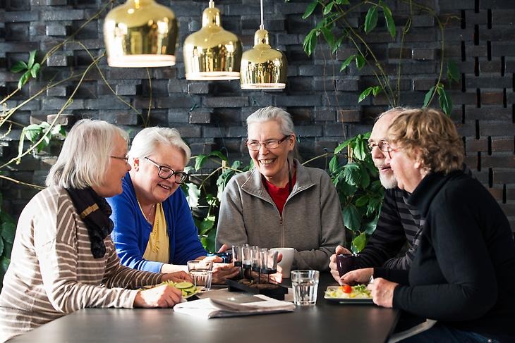 En grupp äldre män och kvinnor äter lunch i kulturlänken i Märsta.