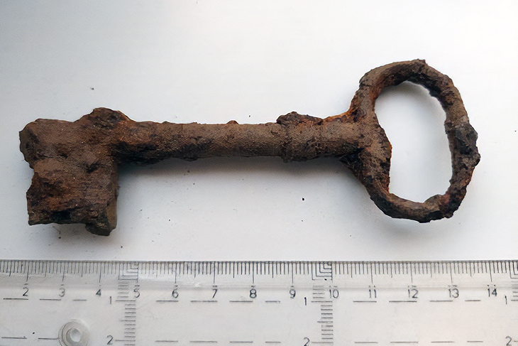 En gammal nyckel, cirka 11 centimeter lång.