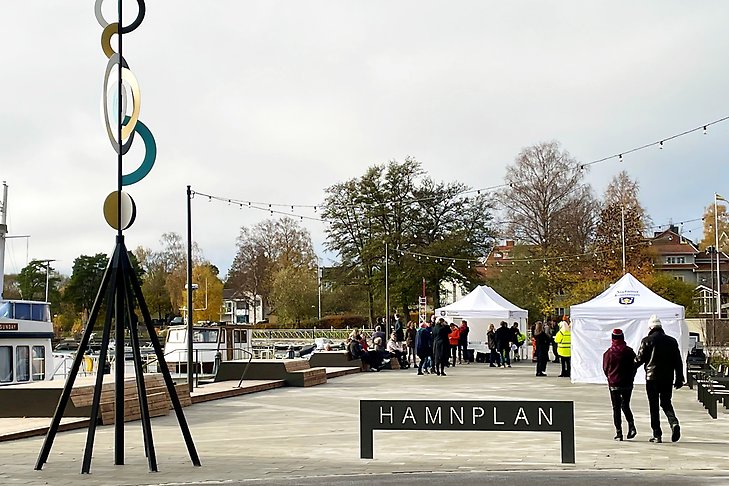 Hamnplans mötesplats välkomnar med nytt konstverk och namnskylt