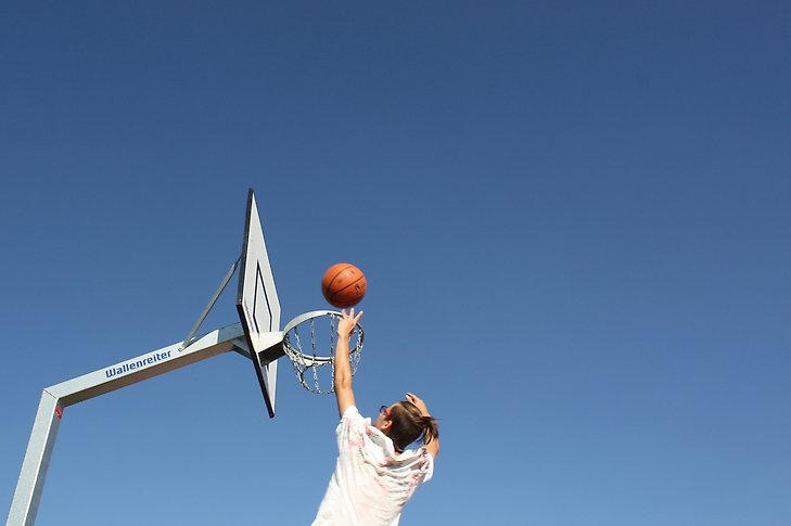 Ungdom spelar basket.