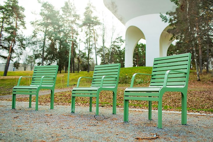 Tre gröna stolar nedanför Vattentornet i Valsta.