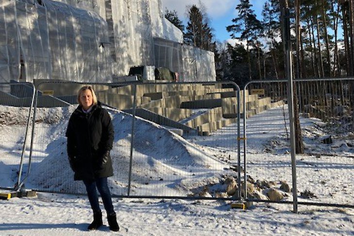 Rektor Helena Eriksson framför bygget av ny högstadiedel på Steningehöjdens skola. Foto: Sigtuna kommun